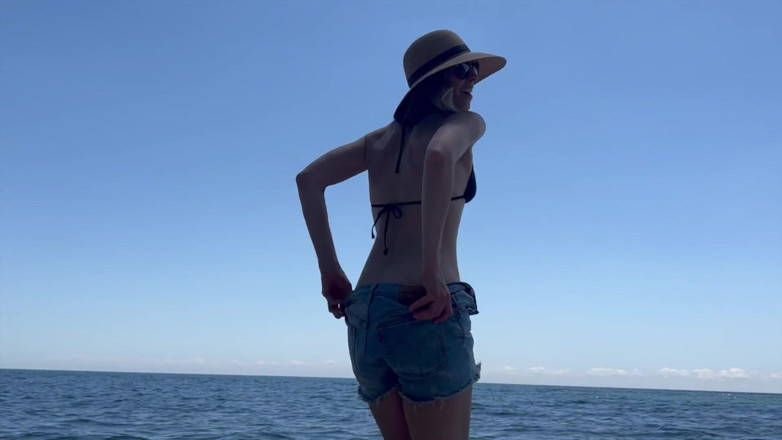 Serenity Cox: เมียเย็ดสามีกับเพื่อนบนชายหาด แล้วโดนแตกในคู่ / สล็อปปี้เซคคอนด์