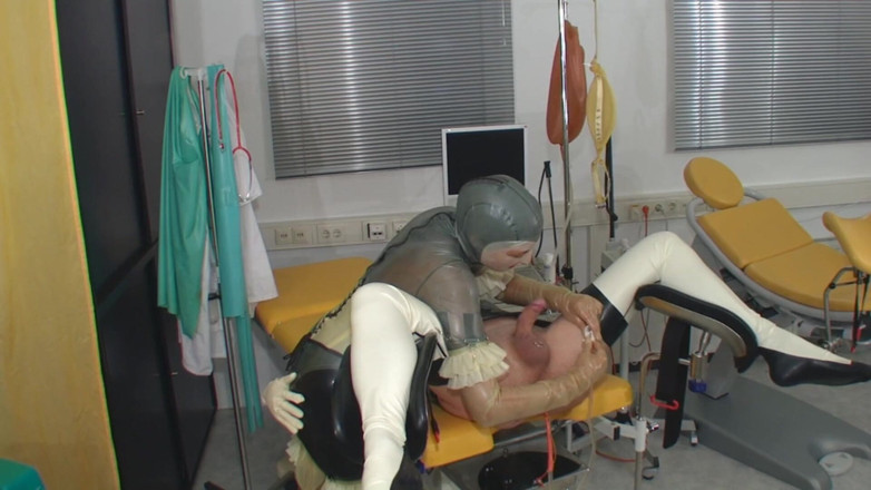 Rubber & Clinic Studio - 1ATOYS: Geil klysma met de rubbernurse