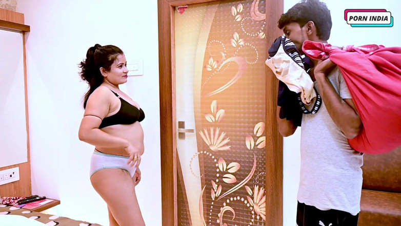 Porn India Studio: Возбужденная девушка дези хочет трахаться