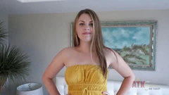 Cali Hayes बालों वाली चूत दिखा रही है