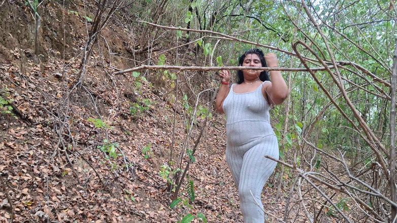 SugarPose: Товстушка латина ходить гола на відкритому повітрі