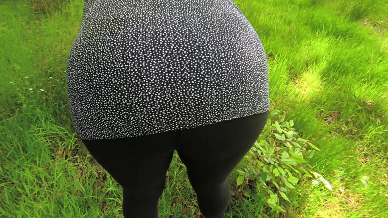 Bouncy Tits Action: Sebatan pantat di luar rumah