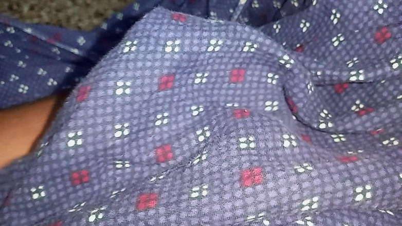 Sweet Indian cock: Un Indien à grosse bite masterbate dans la nature