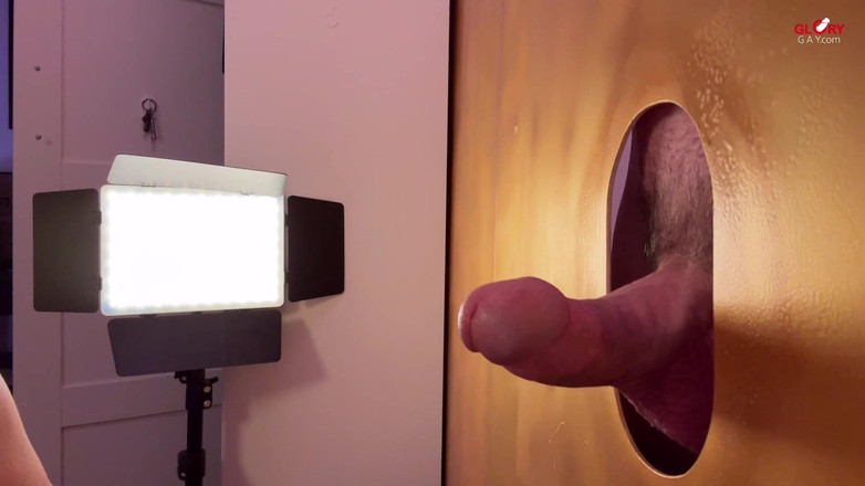 GLORYHOLEGAYS: Jeho tlustý penis škube. Přímo do mrdkové kalichy?!