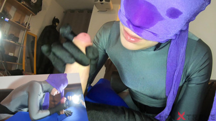 Nylon Xtreme: Katy avec la catwoman zentai taille une pipe en nylon