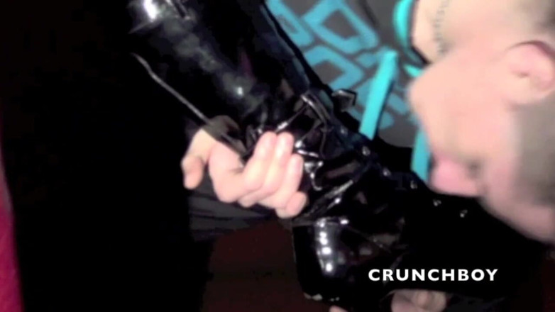 Crunch Boy: Фетиш шкіряне домінування для твінків у задній кімнаті в Парижі