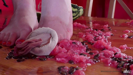 Mistress Legs: บดขยี้แตงโมด้วยเท้านิลอน