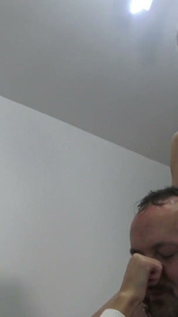 Il ragazzo pony si diverte a schiaffi in faccia!