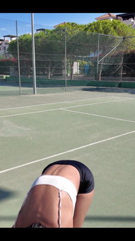 Teman Saya Mengejutkan Saya Dengan Perjalanan Ke Gelanggang Tenis