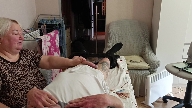 Zona901: Tetangga lagi asik nyepong dan ngocok kontolku di meja pijat...