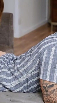 Jucătoare tocilară bisexuală cu sex în trei