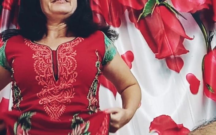 Bolly Karma: Cycata milf wróciła do domu z facetem