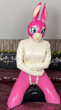 Easter Bunny menunggang Sybian