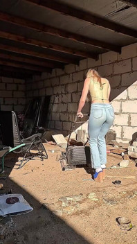 Tamancos azuis e luta de manivela com cortador frio depois do inverno
