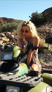 Une MILF américaine naturelle et sexy se masturbe dans la montagne de Californie