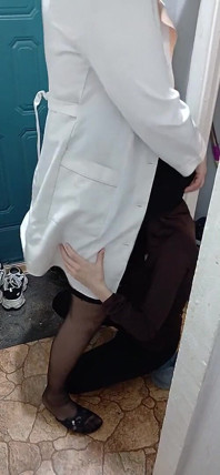 MILFのレズビアン医師が患者の口の中で射精する