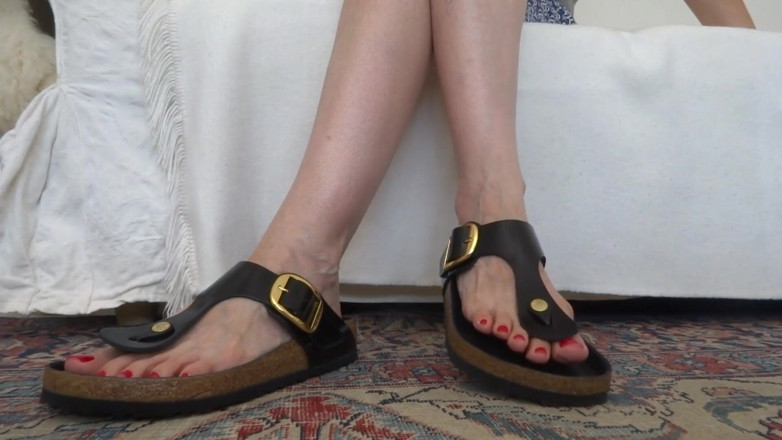 Lady Victoria Valente: Flat slippers toe wiggle show
