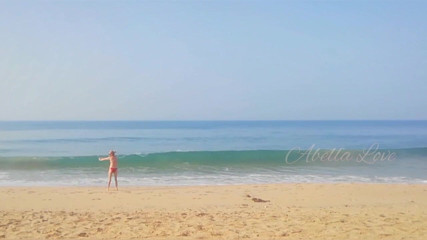 Abella Love: Magra milf tomando banho de sol e fazendo xixi duas...