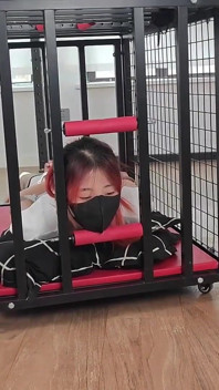 Menina descalça em uma gaiola