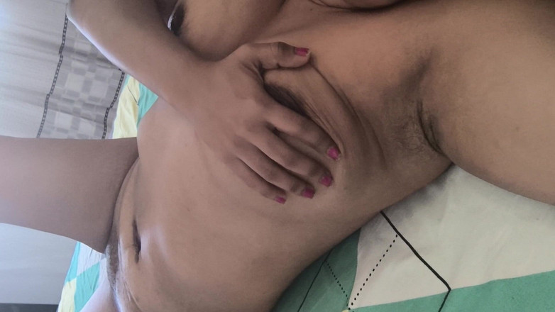 PATY PATY: 젖은 꿈을 꾸고 젖탱이와 보지를 관능적으로 만지는 거유 라틴계 여자