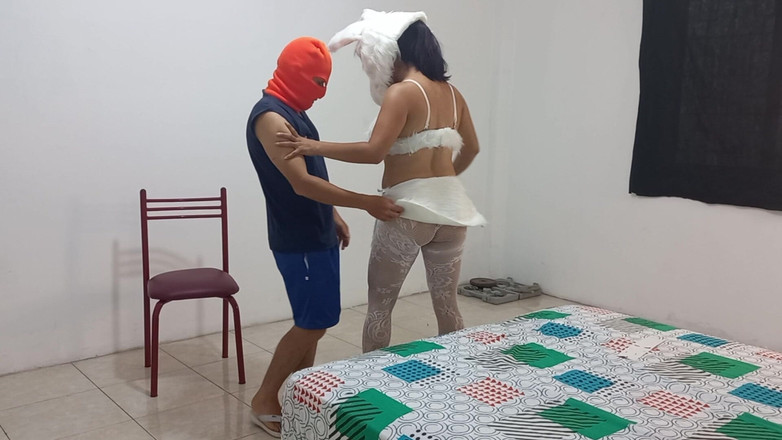 Martin13: Bilinmeyen bir kadını siktim!! Tavşan maskesi takıyordu