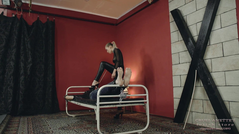 Cruel Anettes fetish world: Bastinado op het bed