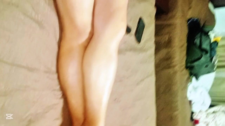 Milfta boohot: ยายโชว์เท้าให้ฉันดูเพื่อให้ฉันตื่นตัวและให้ฉันใส่ควยเข้าไปในตัวยาย