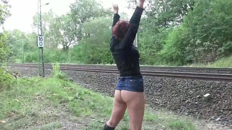 Popp Sylvie: Persetubuhan creampie di kereta api
