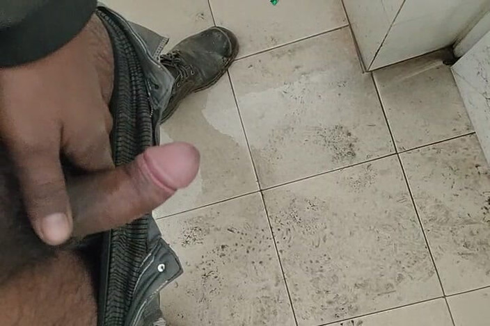 uthapparobin: Chico indio masturbándose en el baño después de ver el...