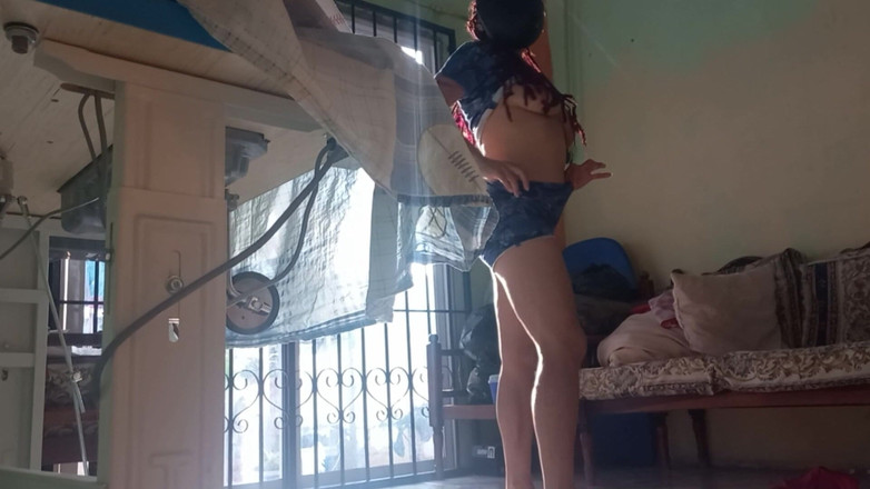 Martin13: Saya berjalan sangat perlahan ke apartmennya dan mendapati dia menyentuh...