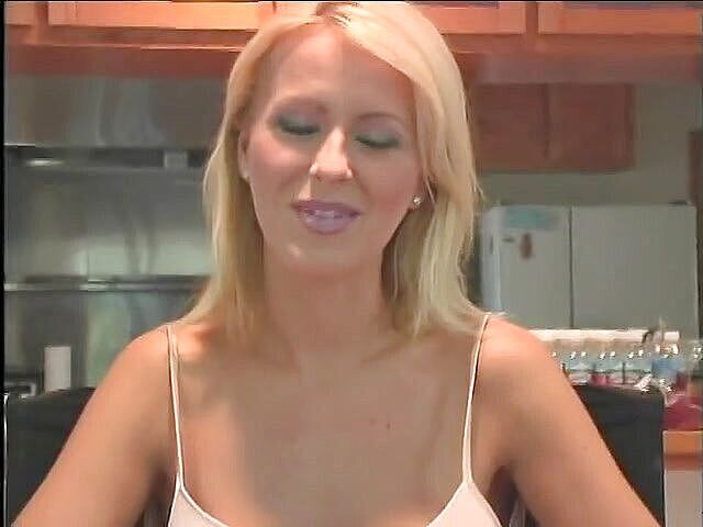 The Anal Queens: MILF blonde muda bertetek besar dipenuhi pantat bulat bagusnya dengan...