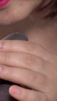 Nahaufnahme: Komm in den mund der stiefschwester, während sie mir den besten nassen blowjob mit bestem creampie gibt.