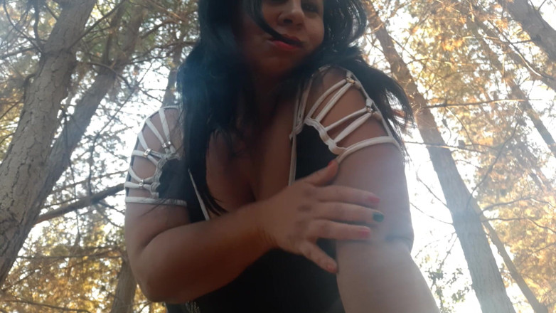 Riderqueen: Mamãe fode otdoors saltando peitos