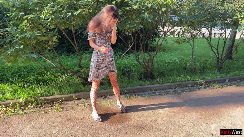 Katty West: Masturbação - menina toca na buceta com um plug na bunda...