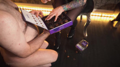 Domestic femdom: Sputare cioccolatini e uve