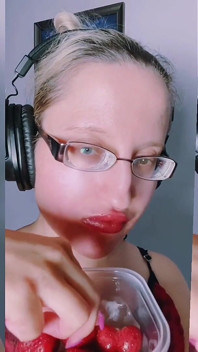 Asmr Strawberry Eating - Asmr, ögonglasögon, Gianess, läppstift, stora läppar, mough, mat, ansiktsfetisch, långa naglar