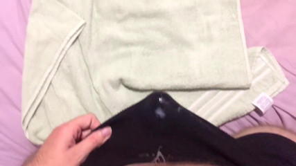 College-couple: Assjob zezadu, suché poskakující sperma ve spodním prádle