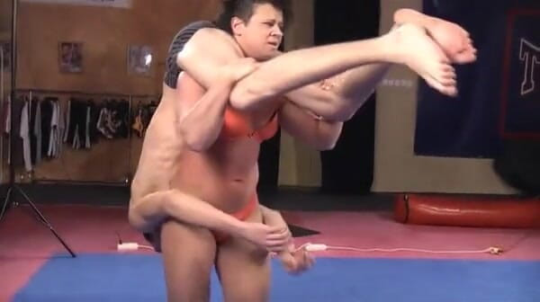 European Lift and Carry Club: Samantha Sunny in wrestling game with her boy