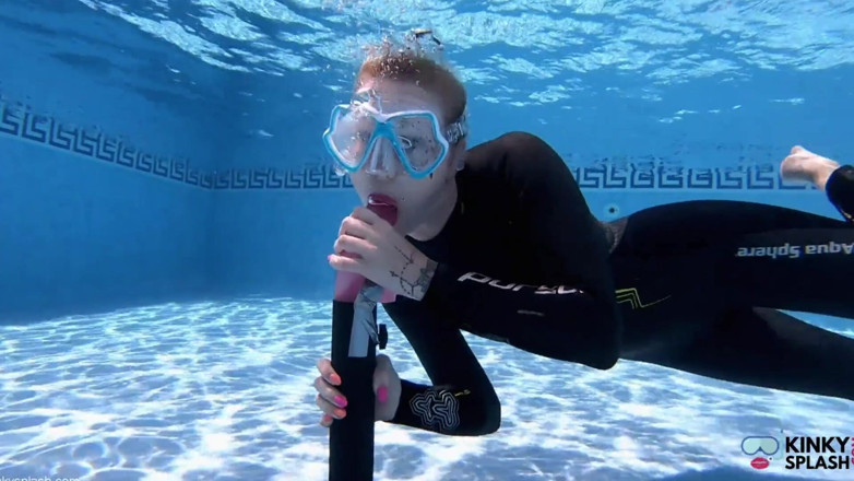 UKCuteGirl Lucy Lauren: Underwater Blowjob Challenge - Gagging on My Sinking Dildo