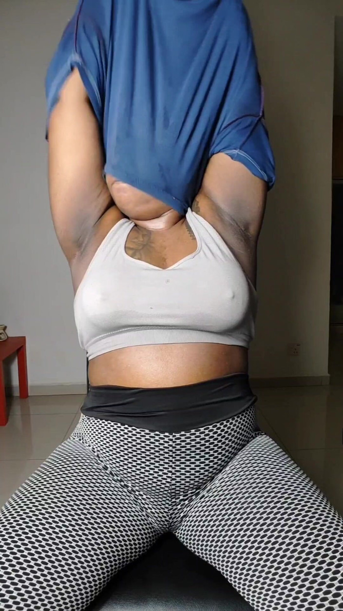 Ilariafajralilura: Chitti Ilaria把ramesh穿上纱丽服，让他舔她汗湿漉漉的肮脏腋窝