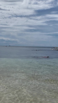 Ânus relaxante na água macia do oceano salty antes do sexo anal na mesa da cozinha