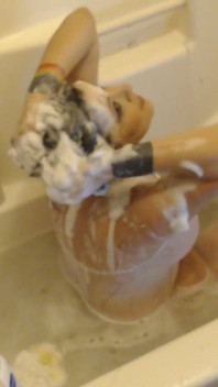 Beladenes weißes shampoo mit langen haaren