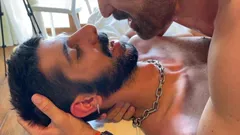 डैडी दो जुड़वाँ को बिना कंडोम चुदाई के लेते हैं