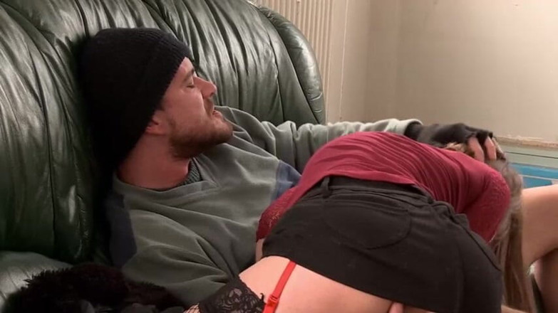 UK Babes: ブルネットが拾われて犯される