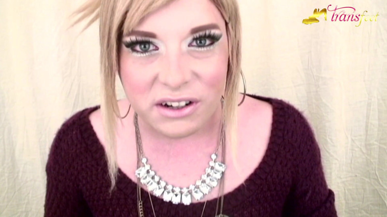 Trans and Cross-Dressers Feet: Sarışın travesti Mallory ve güzel pembe tırnakları