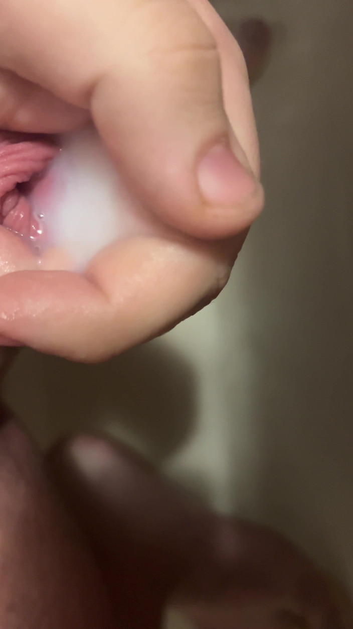 Makssssimus: 작은 음경이 욕실에서 자위하다가 사정한다