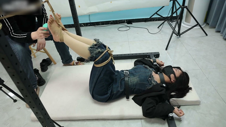 Asian bondage: Moja dziewczyna była przywiązana do żelaznej ramy, jej bose stopy zawisły...
