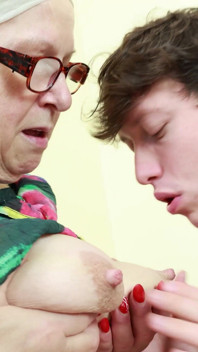La nonna grassa di 68 anni viene sorpresa dal suo ragazzo giocattolo