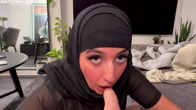 Aaliyah Yasin: Hidžábská dívka saje bílého ptáka, zatímco její rodiče jsou nahoře