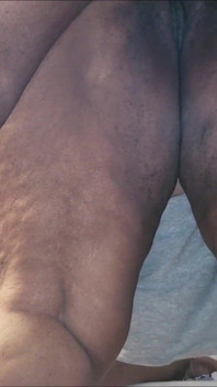 Bella donna milf bbw arrapata ebano viene accarezzato da dietro fino a quando non spara il suo grosso carico